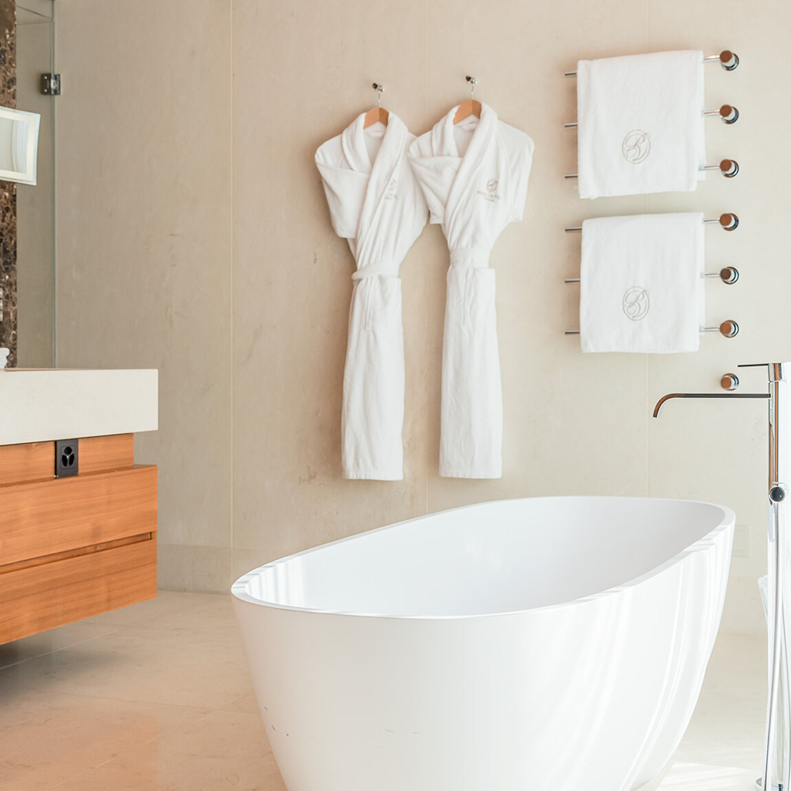 Residence 306 – Bathroom with bathtub